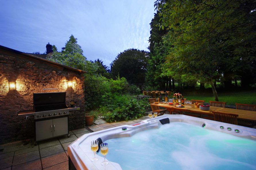 UPSIDE HOUSE – sleeps 14 with hot tub near Bath, Somerset